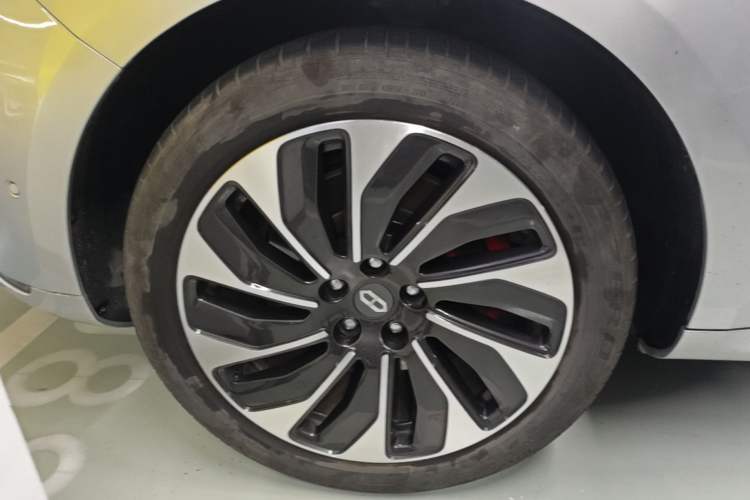 Used Hima AITO M5 2022 Extended-Range Four-Wheel Drive Ultimate Edition Left Front Wheel Hub