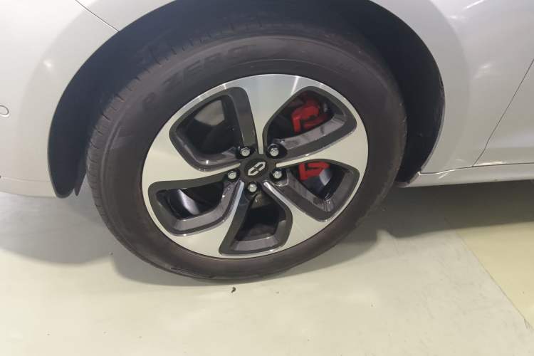 Used Hima AITO M5 2022 Range-Extended Rear-Drive Standard Version Left Front Wheel Hub