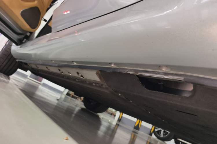 Used Hima AITO M5 2022 Range-Extended Rear-Drive Standard Version Left Side Sill