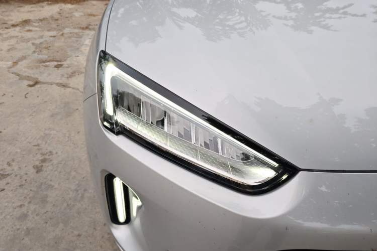 Used Hima AITO M5 2022 Extended-Range Four-Wheel Drive Performance Version Right Front Headlight