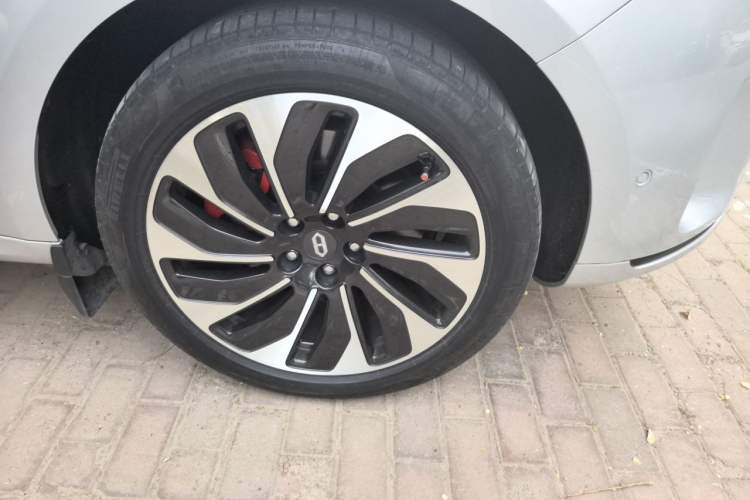 Used Hima AITO M5 2022 Extended-Range Four-Wheel Drive Performance Version Right Front Wheel Hub