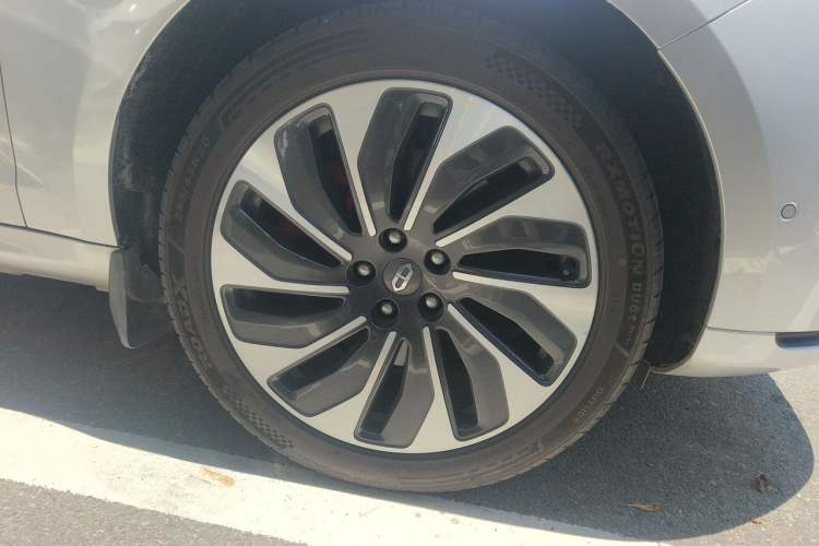 Used Hima AITO M5 2022 Range-Extended Rear-Drive Standard Version Right Front Wheel Hub