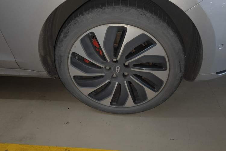 Used Hima AITO M5 2022 Range-Extended Rear-Drive Standard Version Right Front Wheel Hub