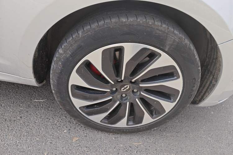 Used Hima AITO M5 2022 Range-Extended Rear-Drive Standard Version Right Front Wheel Hub