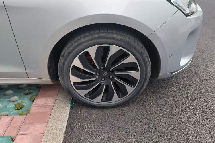Used Hima AITO M5 2022 Range-Extended Rear-Drive Standard Version Right Front Wheel Hub