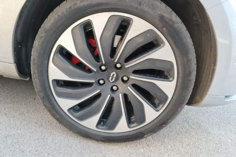 Used Hima AITO M5 2022 Range-Extended Rear-Drive Standard Version Right Front Wheel Hub