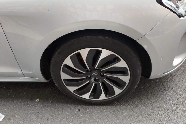 Used Hima AITO M5 2022 Extended-Range Four-Wheel Drive Performance Version Right Front Wheel Hub