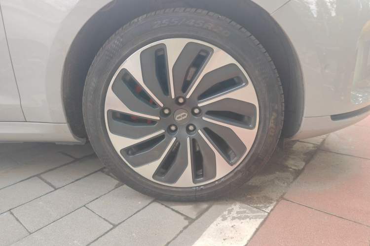 Used Hima AITO M5 2022 Extended-Range Four-Wheel Drive Ultimate Edition Right Front Wheel Hub
