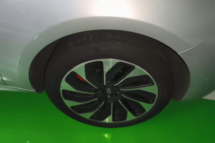 Used Hima AITO M5 2022 Extended-Range Four-Wheel Drive Flagship Edition Right Front Wheel Hub