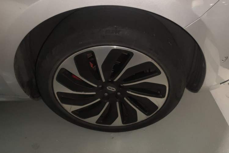 Used Hima AITO M5 2022 Extended-Range Four-Wheel Drive Performance Version Right Front Wheel Hub