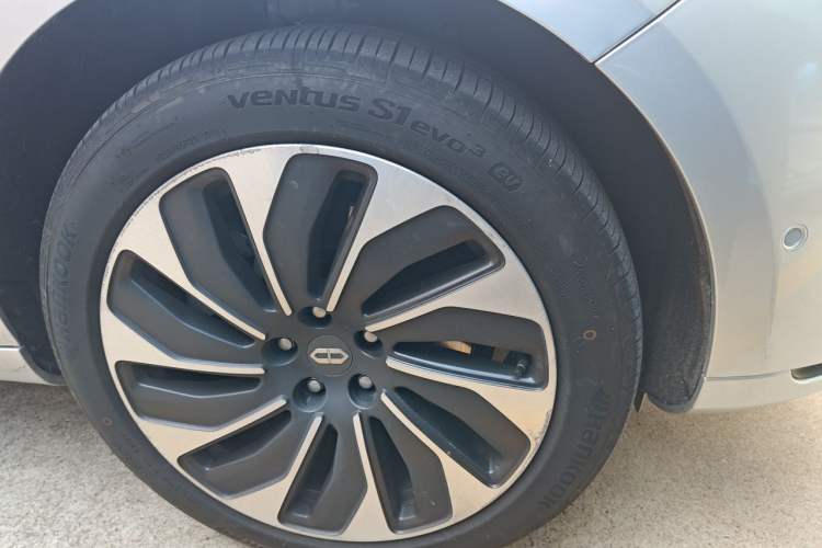 Used Hima AITO M5 2022 Extended-Range Four-Wheel Drive Ultimate Edition Right Front Wheel Hub