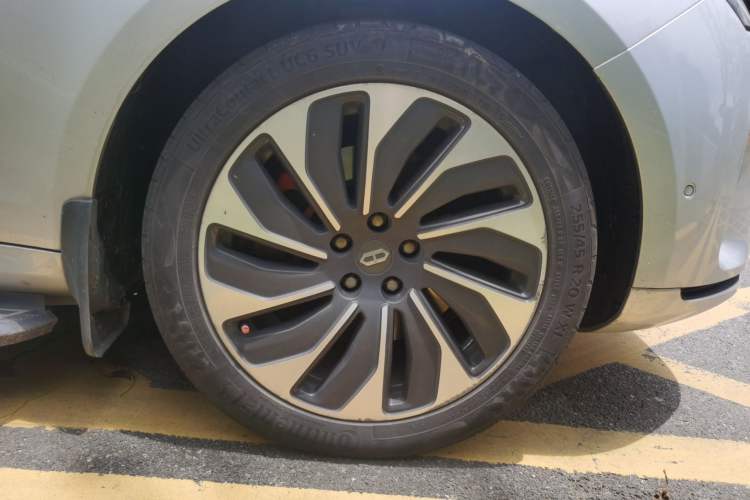 Used Hima AITO M5 2022 Pure Electric All-Wheel-Drive Performance Edition Right Front Wheel Hub