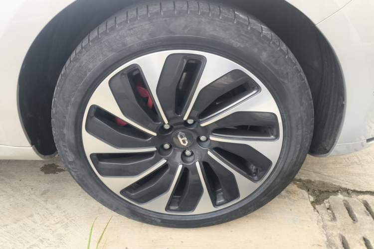 Used Hima AITO M5 2022 Range-Extended Rear-Drive Standard Version Right Front Wheel Hub