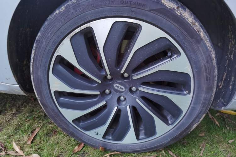 Used Hima AITO M5 2022 Extended-Range Four-Wheel Drive Ultimate Edition Right Front Wheel Hub