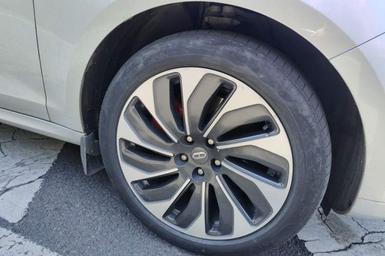 Used Hima AITO M5 2022 Extended-Range Four-Wheel Drive Performance Version Right Front Wheel Hub
