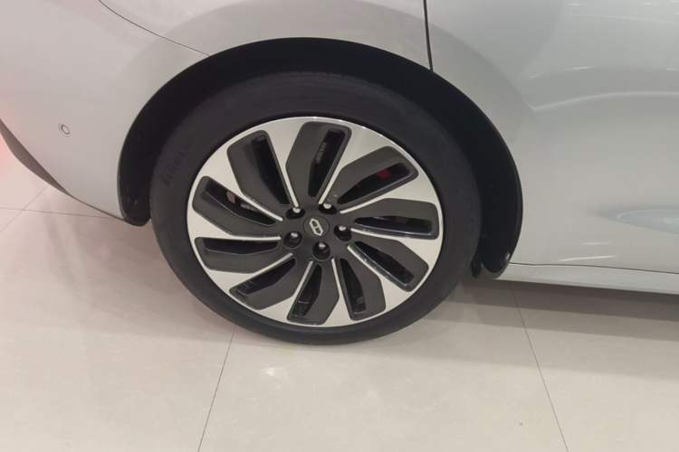 Used Hima AITO M5 2022 Extended-Range Four-Wheel Drive Performance Version Right Rear Wheel Hub
