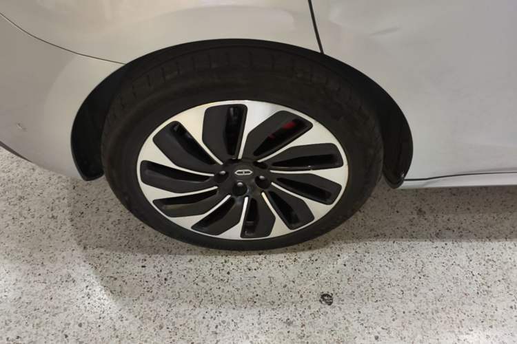 Used Hima AITO M5 2022 Extended-Range Four-Wheel Drive Performance Version Right Rear Wheel Hub
