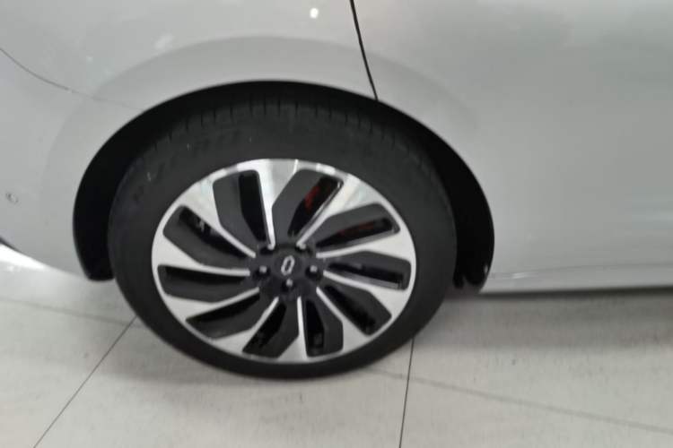 Used Hima AITO M5 2022 Extended-Range Four-Wheel Drive Ultimate Edition Right Rear Wheel Hub