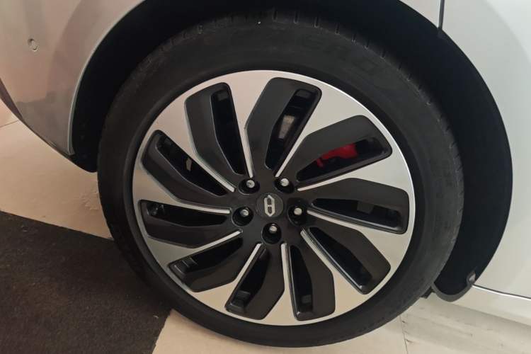 Used Hima AITO M5 2022 Extended-Range Four-Wheel Drive Flagship Edition Right Rear Wheel Hub