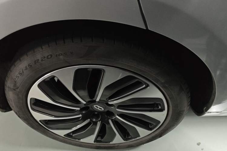 Used Hima AITO M5 2022 Extended-Range Four-Wheel Drive Ultimate Edition Right Rear Wheel Hub