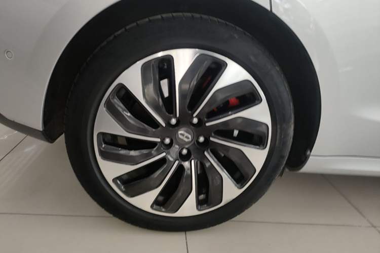 Used Hima AITO M5 2022 Extended-Range Four-Wheel Drive Ultimate Edition Right Rear Wheel Hub