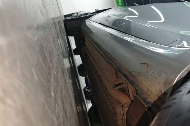 Used Hima AITO M5 2022 Extended-Range Four-Wheel Drive Performance Version Right Side Sill