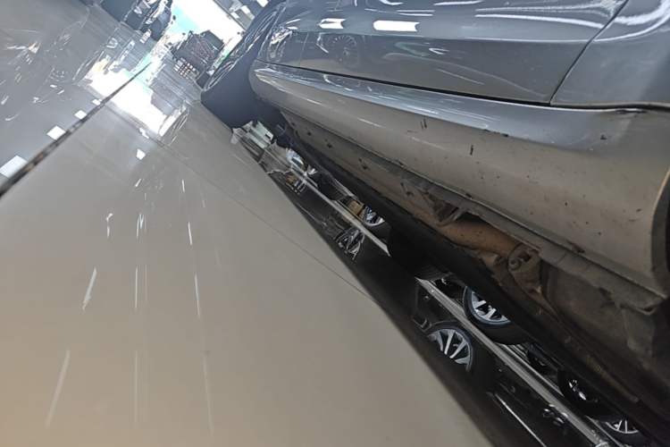 Used Hima AITO M5 2022 Range-Extended Rear-Drive Standard Version Right Side Sill