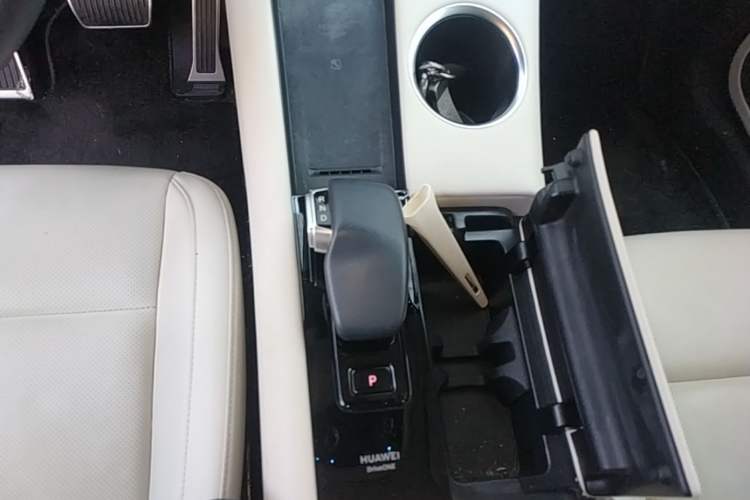 Used Hima AITO M5 2022 Extended-Range Four-Wheel Drive Performance Version Gear Lever