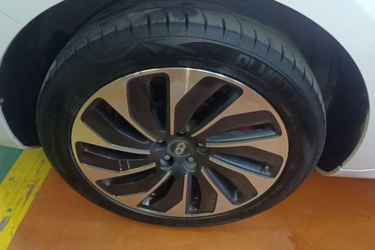 Used Hima AITO M5 2022 Extended-Range Four-Wheel Drive Ultimate Edition Left Front Wheel Hub