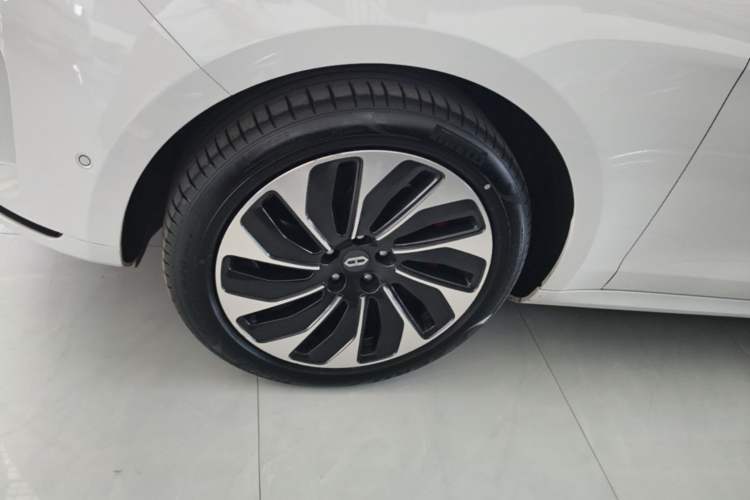 Used Hima AITO M5 2022 Extended-Range Four-Wheel Drive Performance Version Left Front Wheel Hub