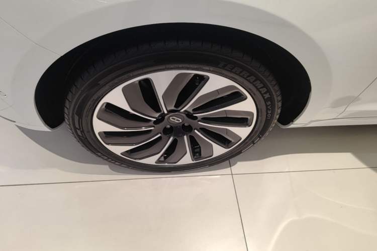Used Hima AITO M5 2022 Extended-Range Four-Wheel Drive Performance Version Left Front Wheel Hub