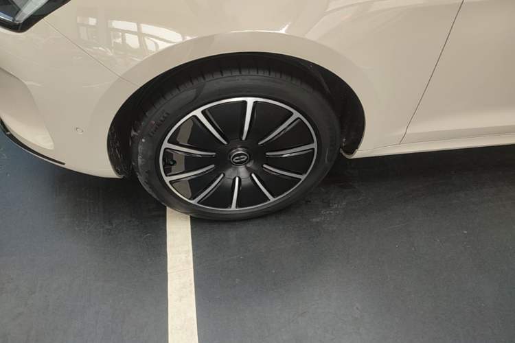 Used Hima AITO M5 2022 Pure Electric All-Wheel-Drive Performance Edition Left Front Wheel Hub