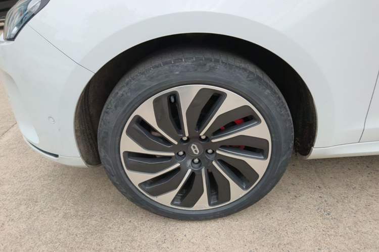 Used Hima AITO M5 2022 Extended-Range Four-Wheel Drive Ultimate Edition Left Front Wheel Hub