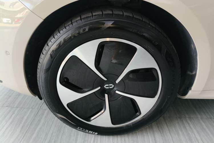 Used Hima AITO M5 2022 Pure Electric Rear-Drive Standard Edition Left Front Wheel Hub