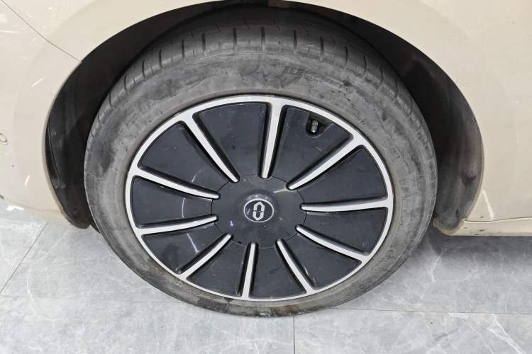 Used Hima AITO M5 2022 Pure Electric All-Wheel-Drive Performance Edition Left Front Wheel Hub