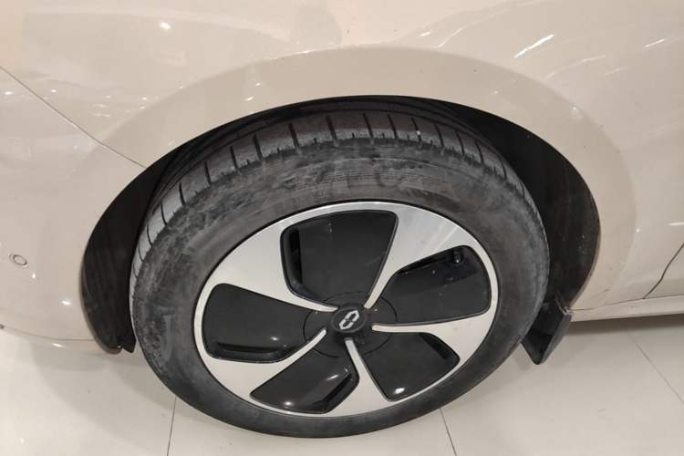 Used Hima AITO M5 2022 Pure Electric Rear-Drive Standard Edition Left Front Wheel Hub