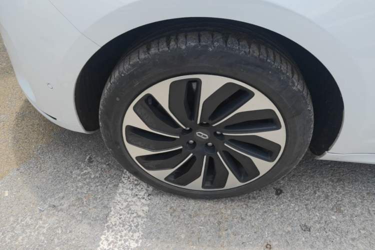 Used Hima AITO M5 2022 Range-Extended Rear-Drive Standard Version Left Front Wheel Hub