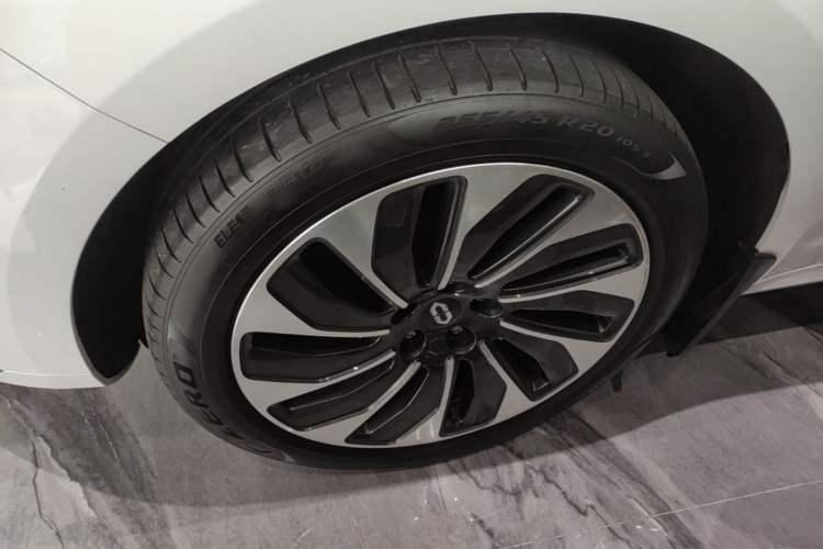 Used Hima AITO M5 2022 Extended-Range Four-Wheel Drive Ultimate Edition Left Front Wheel Hub