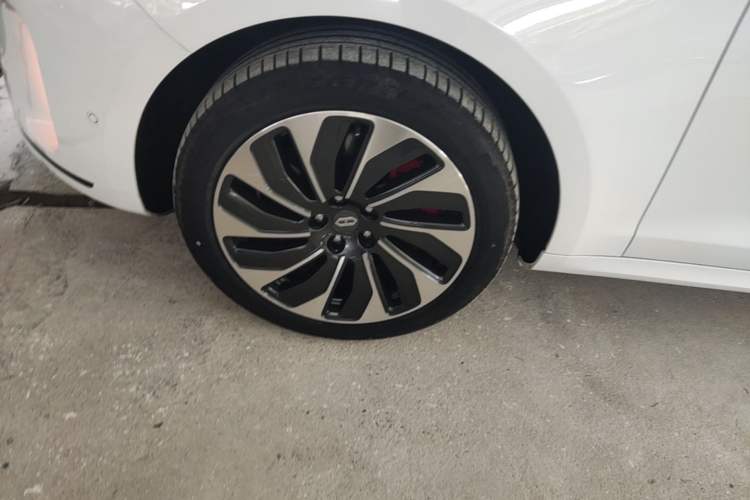 Used Hima AITO M5 2022 Range-Extended Rear-Drive Standard Version Left Front Wheel Hub