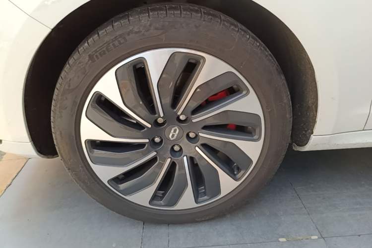 Used Hima AITO M5 2022 Extended-Range Four-Wheel Drive Ultimate Edition Left Front Wheel Hub