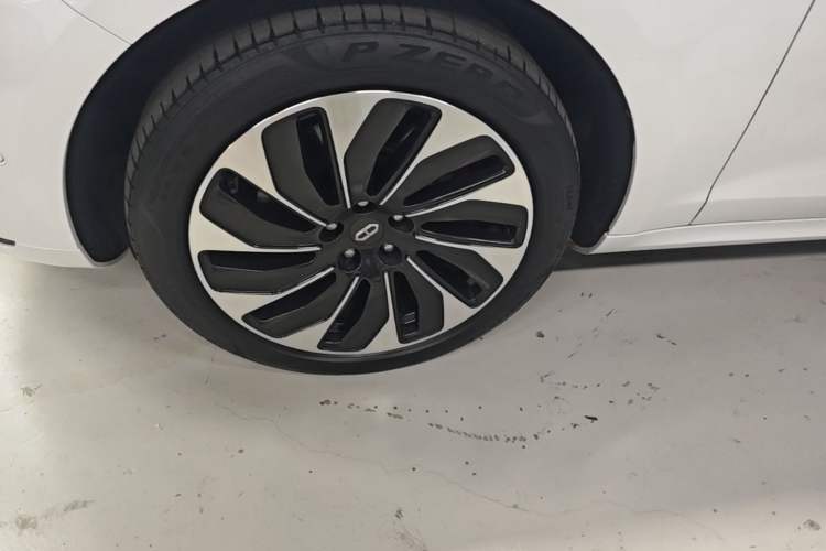 Used Hima AITO M5 2022 Extended-Range Four-Wheel Drive Ultimate Edition Left Front Wheel Hub
