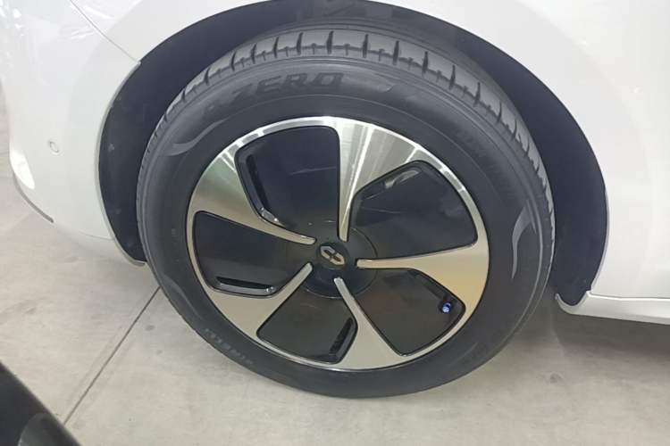 Used Hima AITO M5 2022 Pure Electric Rear-Drive Standard Edition Left Front Wheel Hub