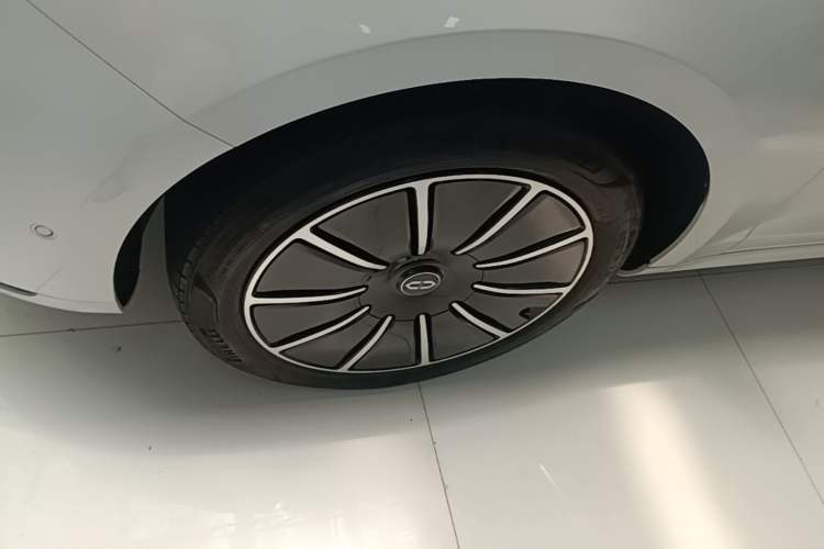 Used Hima AITO M5 2022 Extended-Range Four-Wheel Drive Flagship Edition Left Front Wheel Hub