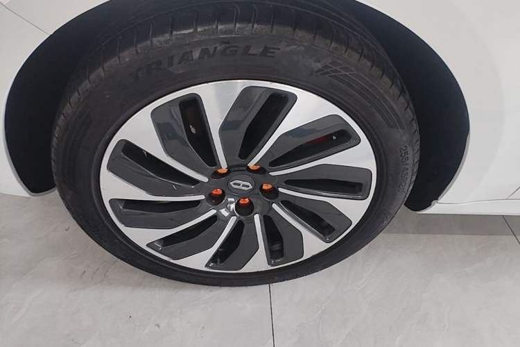 Used Hima AITO M5 2022 Extended-Range Four-Wheel Drive Performance Version Left Front Wheel Hub