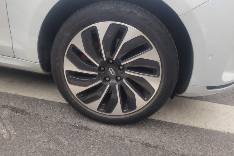 Used Hima AITO M5 2022 Range-Extended Rear-Drive Standard Version Right Front Wheel Hub