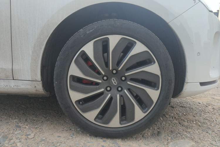 Used Hima AITO M5 2022 Extended-Range Four-Wheel Drive Ultimate Edition Right Front Wheel Hub