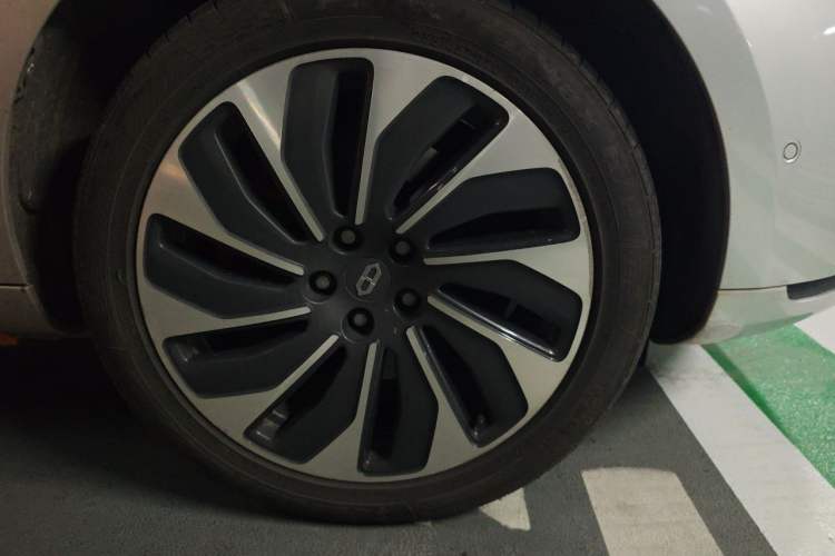 Used Hima AITO M5 2022 Extended-Range Four-Wheel Drive Ultimate Edition Right Front Wheel Hub