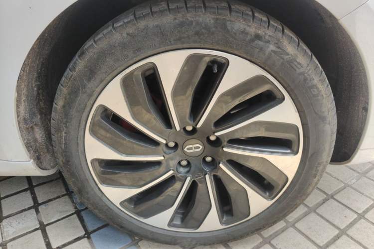 Used Hima AITO M5 2022 Range-Extended Rear-Drive Standard Version Right Front Wheel Hub