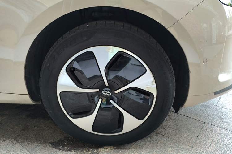 Used Hima AITO M5 2022 Pure Electric Rear-Drive Standard Edition Right Front Wheel Hub