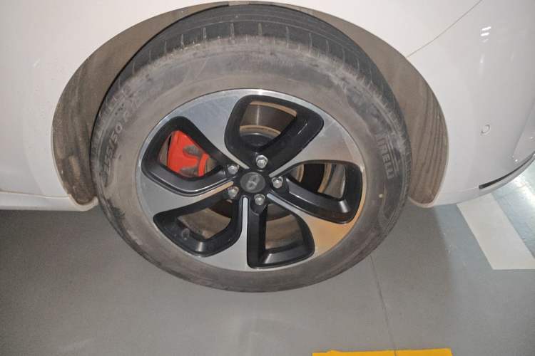 Used Hima AITO M5 2022 Range-Extended Rear-Drive Standard Version Right Front Wheel Hub